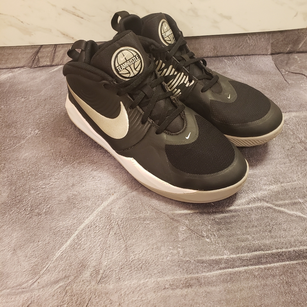 Nike Team Hustle D9 Black, Grey, White Metallic (GS) Size 7Y Basketball Shoes.